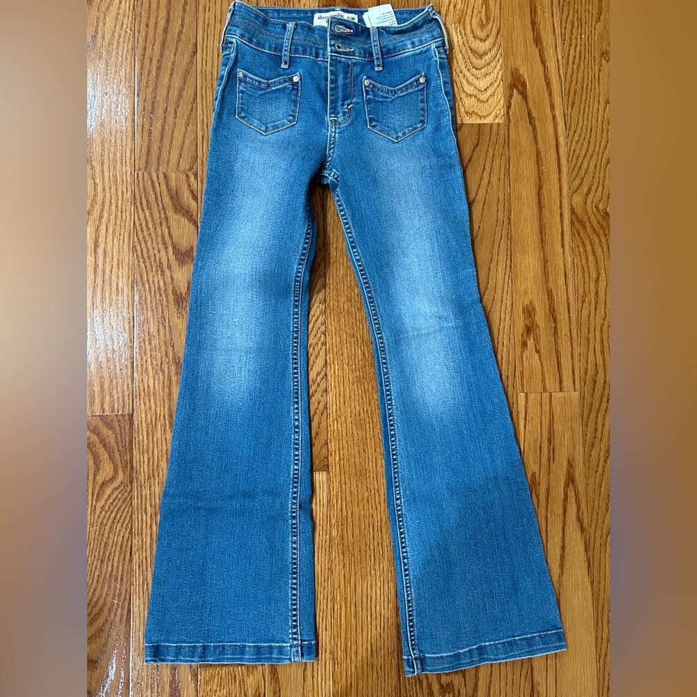 Abercrombie Kids Boot Leg Slim Jeans. Light Wash